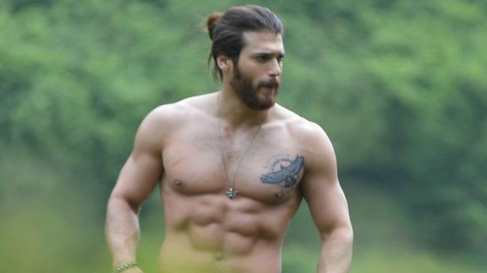 Can Yaman ve stejnojmenné roli v seriálu Zasněná láska